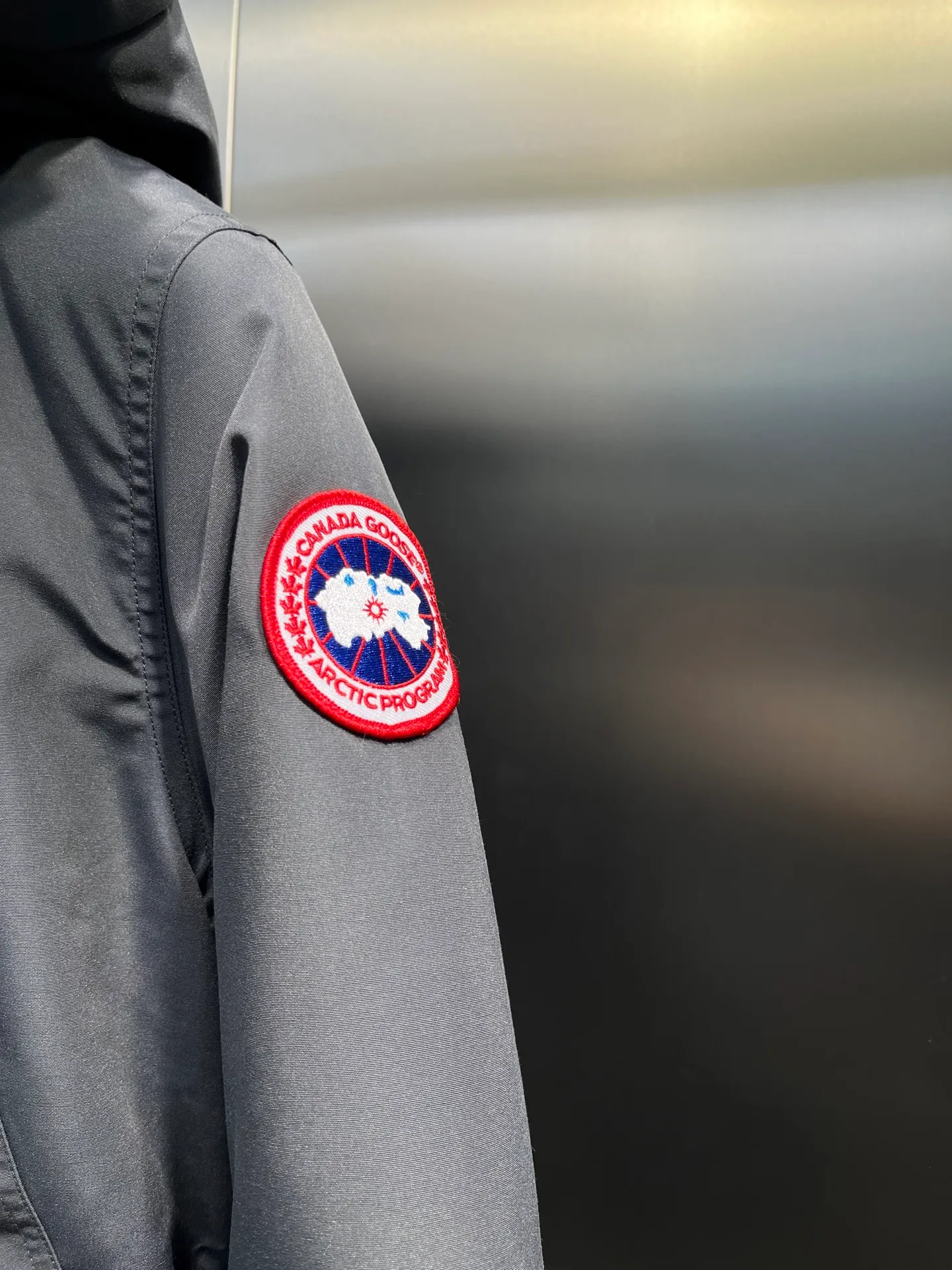 P840 Canada goose🌟 Canada Goose 07 models All in stock, 6 colors, I will never stop stocking this winter All original factory customization All details strictly required have been corrected since the beginning of this year Detachable fur collar! The workmanship and wiring are very straight! A big goose is enough for a winter. Size: 1. 90% white duck down from a conscientious manufacturer (some people brag about their own goose down, please search it on your own. Goose down is warmer and less fluffy than duck down, so good down jackets are all white duck down. There is no such thing as white goose down) 2. Upgraded fabrics with moderate hardness, waterproof, windproof and anti-fouling (Arctic Tech fabrics imported from South Korea are not comparable to fabrics dyed by some small workshops) 3. YKK No. 10 authentic zippers (Japanese customized YKK zipper, silky smooth, not stuck, officially designated) 4. Western Canadian wolf hair (Wolf hair is divided into eastern, central, and western. Western wolf hair is light in color, dense, and has good thermal insulation effect. It is the genuine Canada Goose grade) Let’s analyze and explain some details of the production 1. First, sew the liner and then fill it with down (some small factories and small workshops first fill it with down and then sew) Why? The technology is not up to par and the hardware conditions are not enough! ! ! For this step alone, we need to spend more time and money. 2. Filling the inner tank with down. We are all down filling machines to ensure that the down weight of each pill is the same. There is a video (small factory, small workshop is stuffed by hand). Why? The hardware conditions are not enough. A machine costs more than 100,000 yuan. Small factories simply cannot buy it. This means that the weight of the down in each liner cannot be guaranteed, and the warmth of high-end down jackets cannot be guaranteed. 3. For the needles of the sewing machine, we all use the top-notch No. 7 needles (small factories all use No. 10 needles). The finer the needle, the finer the needle eye, which reduces the risk of velvet and velvet running. 4. Wolf fur collar We are all spliced in whole or in large pieces (small factories mostly use broken pieces) The warmth retention of wolf fur is very good, but the splicing of scraps cannot guarantee the warmth. Color: Black, white, gray camouflage, sci-fi blue camouflage, green camouflage, sky blue, dark blue, cool gray, red. Professional Canada goose producers, we are enough this winter! We would like to sincerely thank everyone who buys our down jackets!  size：xs-xl